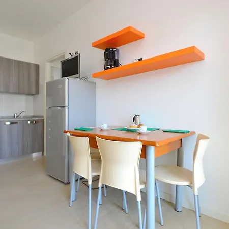 Quiet Flat With Balcony * リニャーノ・サッビアドーロ