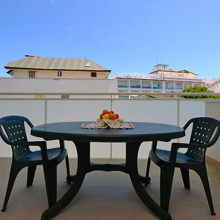 דירה Quiet Flat With Balcony *